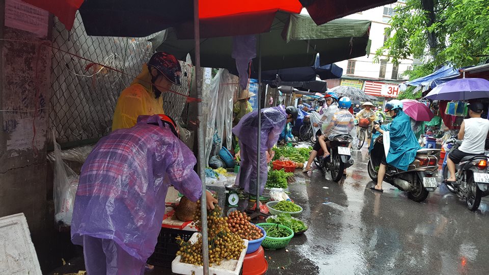 Dân sinh - Hà Nội: Ngập lụt đến từng ngõ ngách, tiểu thương buồn thiu vì ế hàng (Hình 6).