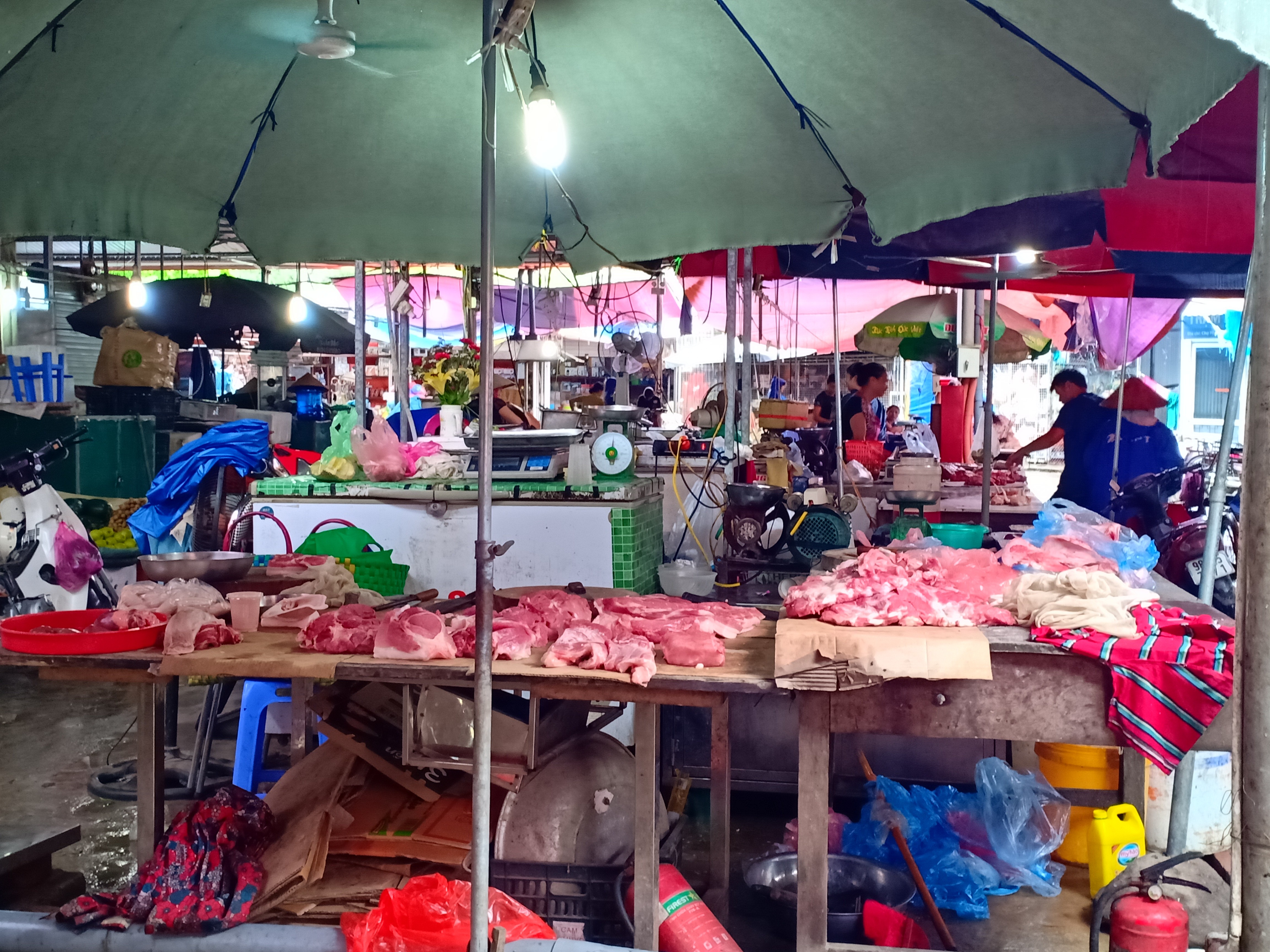 Dân sinh - Hà Nội: Ngập lụt đến từng ngõ ngách, tiểu thương buồn thiu vì ế hàng (Hình 4).