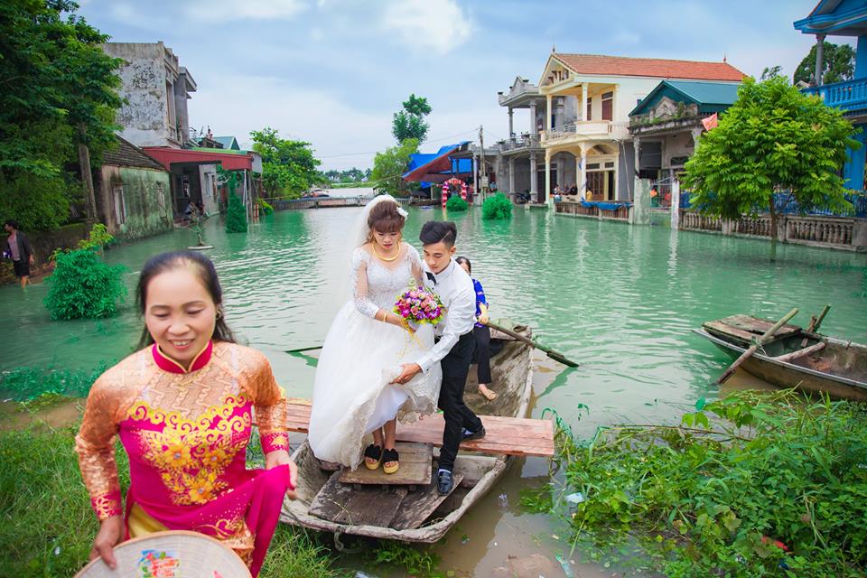 Cộng đồng mạng - Màn rước dâu đặc biệt mùa mưa lũ của cặp đôi 9X Nam Định gây sốt (Hình 2).