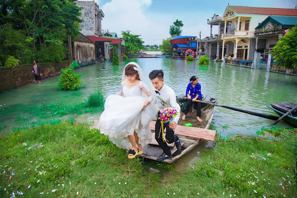 Cộng đồng mạng - Màn rước dâu đặc biệt mùa mưa lũ của cặp đôi 9X Nam Định gây sốt (Hình 3).