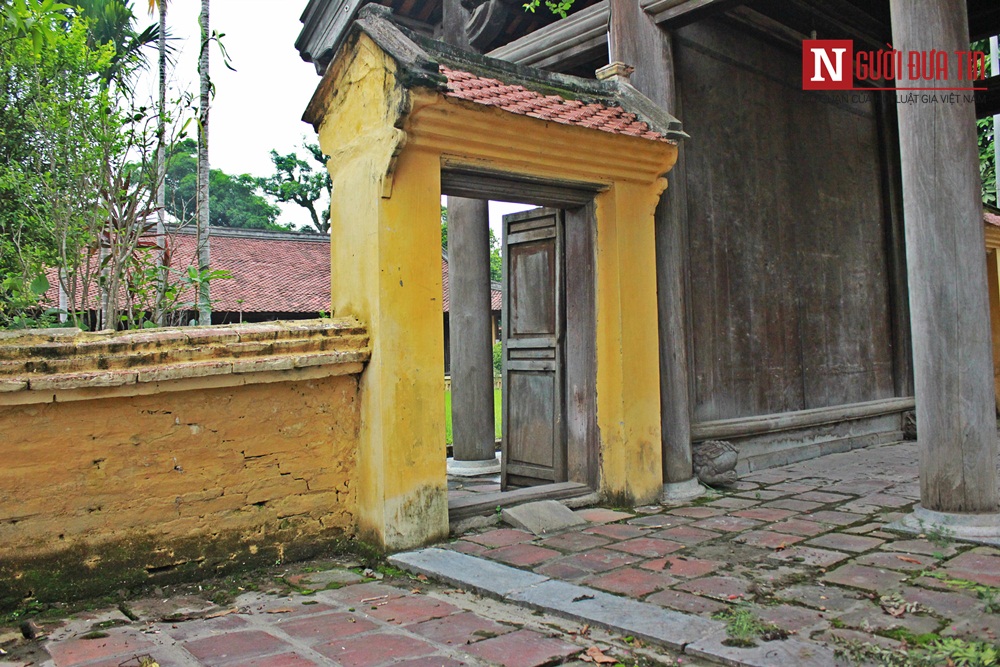 Nơi đầu tiên chúng tôi ghé vào là cổng Đông của làng, mép phải Đình Vẽ một trong những ngôi đình có niên đại lâu đời nhất, linh thiêng nhất tại đây. Bao trùm lên ngôi đình bầu trời xanh cao vời vợi, với những ngọn dừa cao trọc trời, mái ngói đơn sơ, long phượng tinh xảo. 