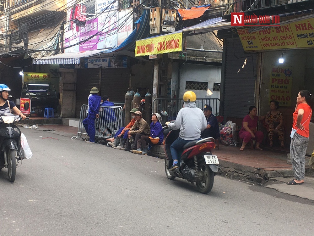 Tin nhanh - Cận cảnh cuộc tìm kiếm thi thể nạn nhân xấu số vụ cháy trên đường Đê La Thành (Hình 8).