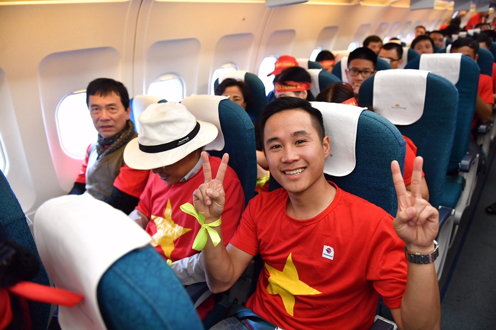 Thể thao - Chùm ảnh: CĐV háo hức lên đường sang Malaysia 'tiếp lửa' cho đội tuyển Việt Nam (Hình 3).