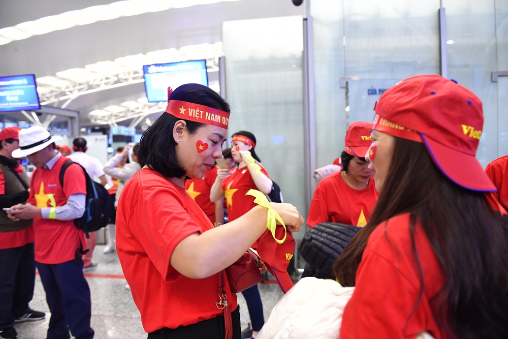 Thể thao - Chùm ảnh: CĐV háo hức lên đường sang Malaysia 'tiếp lửa' cho đội tuyển Việt Nam (Hình 2).