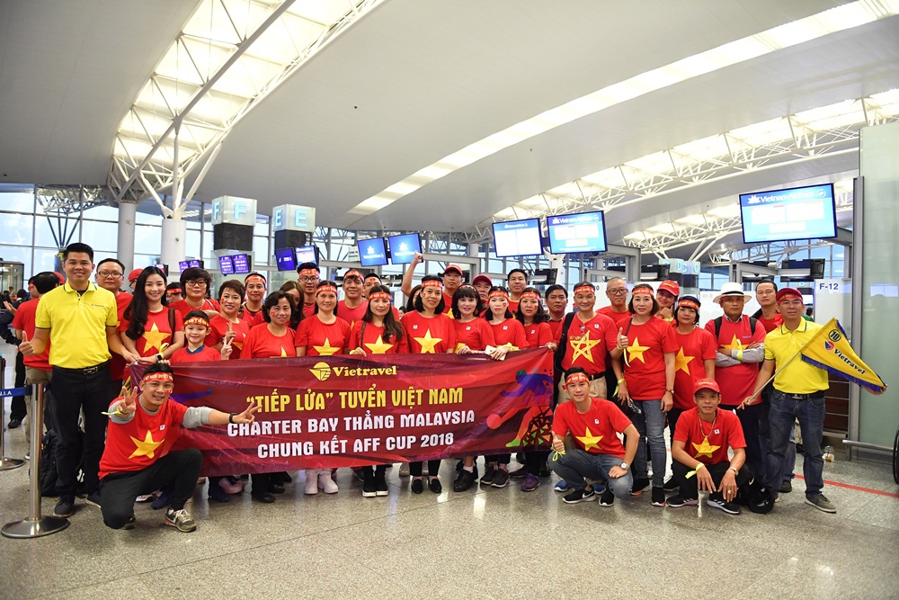 Thể thao - Chùm ảnh: CĐV háo hức lên đường sang Malaysia 'tiếp lửa' cho đội tuyển Việt Nam (Hình 5).