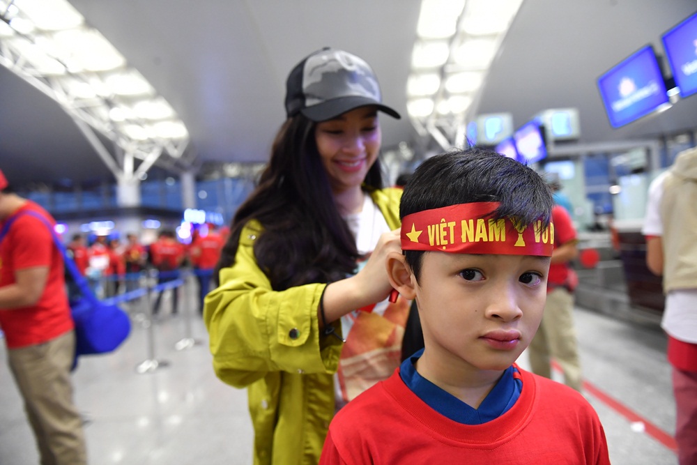 Thể thao - Chùm ảnh: CĐV háo hức lên đường sang Malaysia 'tiếp lửa' cho đội tuyển Việt Nam