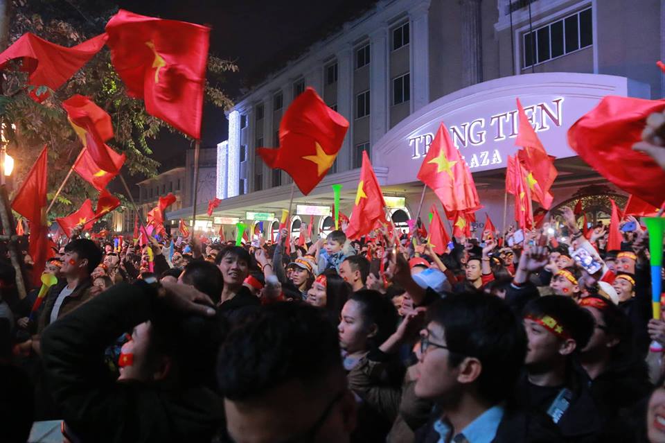 Thể thao - Cặp đôi chụp ảnh cưới trong đêm “siêu bão” sau khi Việt Nam lên ngôi vương AFF Cup 2018 (Hình 4).