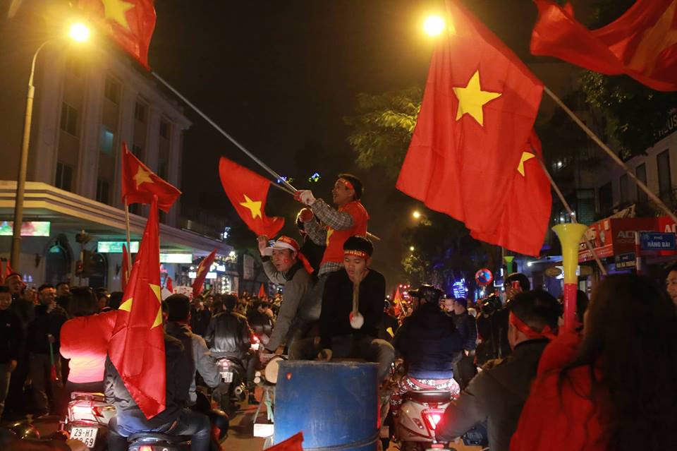 Thể thao - Cặp đôi chụp ảnh cưới trong đêm “siêu bão” sau khi Việt Nam lên ngôi vương AFF Cup 2018 (Hình 5).