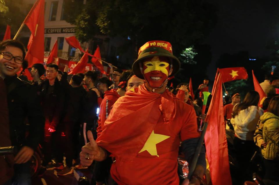 Thể thao - Cặp đôi chụp ảnh cưới trong đêm “siêu bão” sau khi Việt Nam lên ngôi vương AFF Cup 2018 (Hình 7).