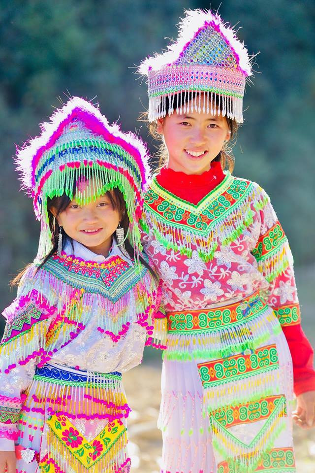 Tin nhanh - Ngắm trang phục bắt mắt của bà con dân tộc Mông đi chơi Tết (Hình 16).