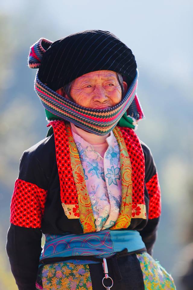 Tin nhanh - Ngắm trang phục bắt mắt của bà con dân tộc Mông đi chơi Tết (Hình 12).