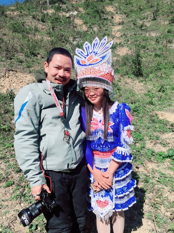 Tin nhanh - Ngắm trang phục bắt mắt của bà con dân tộc Mông đi chơi Tết