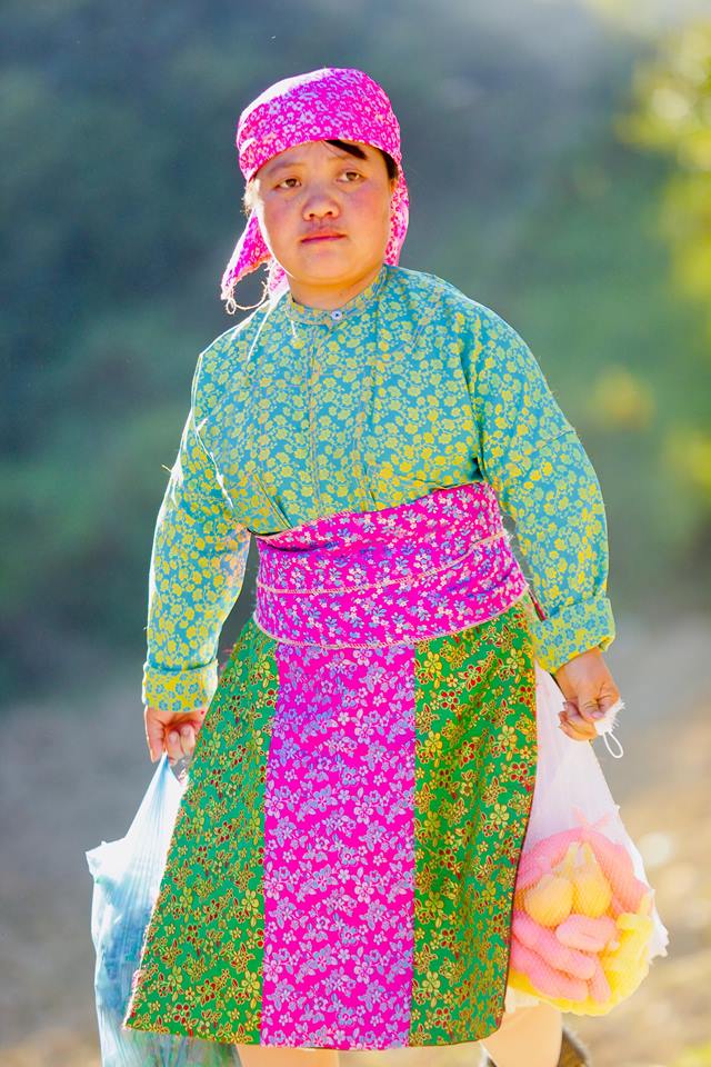 Tin nhanh - Ngắm trang phục bắt mắt của bà con dân tộc Mông đi chơi Tết (Hình 7).