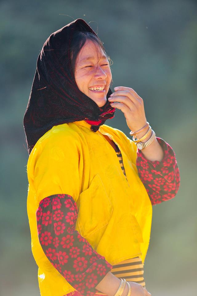 Tin nhanh - Ngắm trang phục bắt mắt của bà con dân tộc Mông đi chơi Tết (Hình 5).