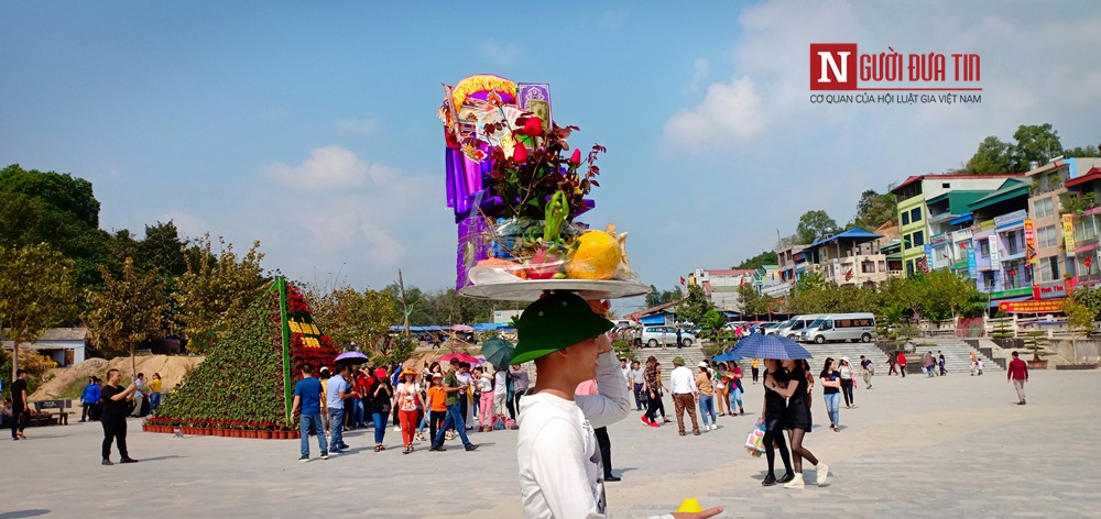 Tin nhanh - Biển người chen chân đội lễ, sắm ngựa “khủng” xin lộc ông Hoàng Bảy (Hình 6).