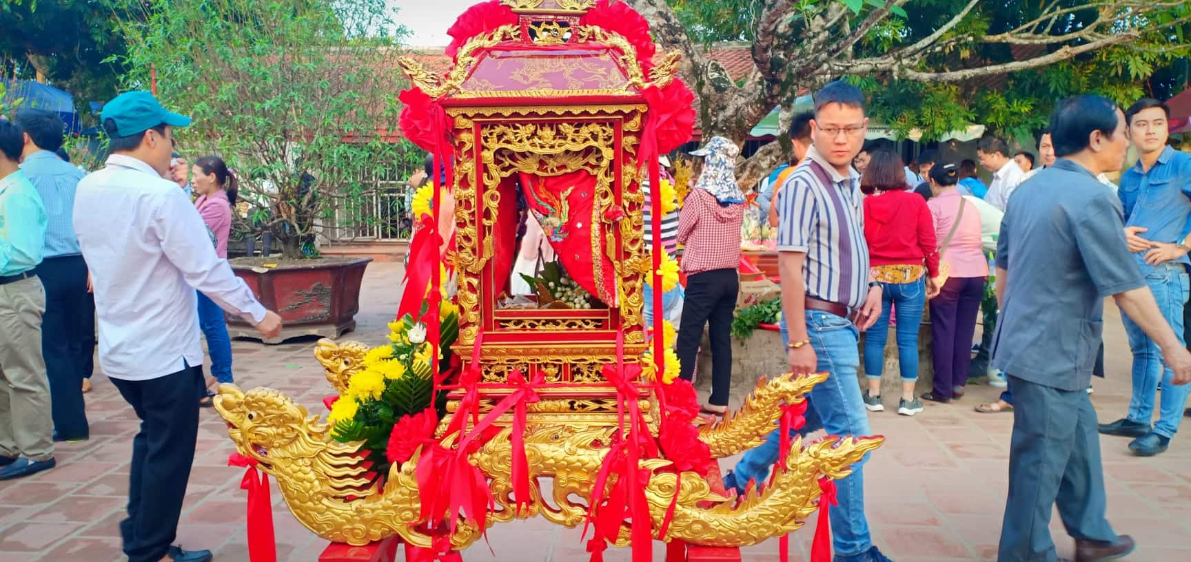 Văn hoá - Khai ấn đền Trần: Giờ G chưa tới, nhiều người dân đã “dúi” tiền vào kiệu Ấn (Hình 3).