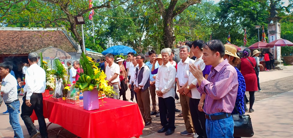 Tin nhanh - Dòng người nô nức đổ về đền Trần trước giờ khai ấn (Hình 3).