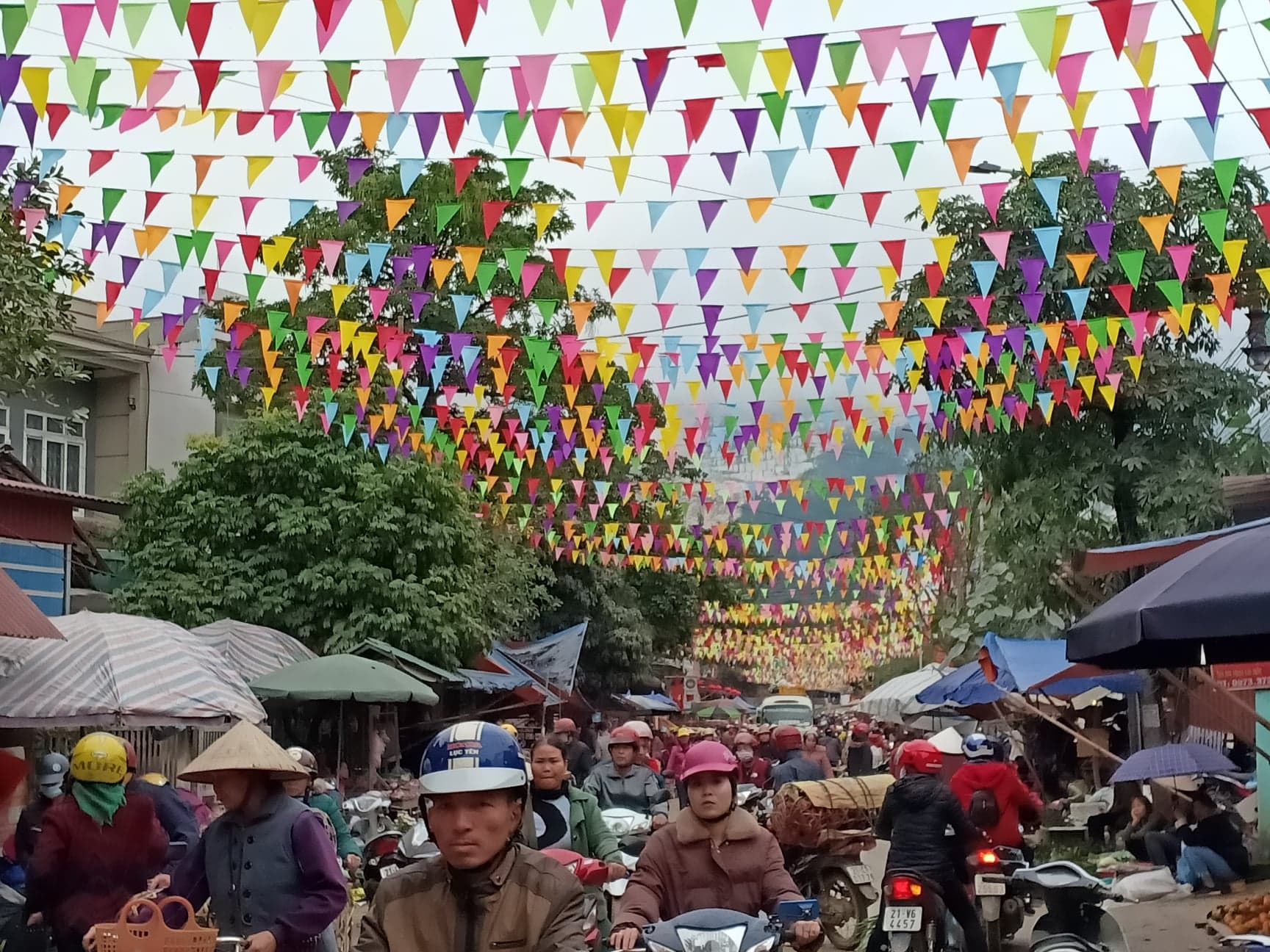 Tin nhanh - Độc đáo không khí chợ xuân ở “vùng đất Ngọc”  (Hình 4).