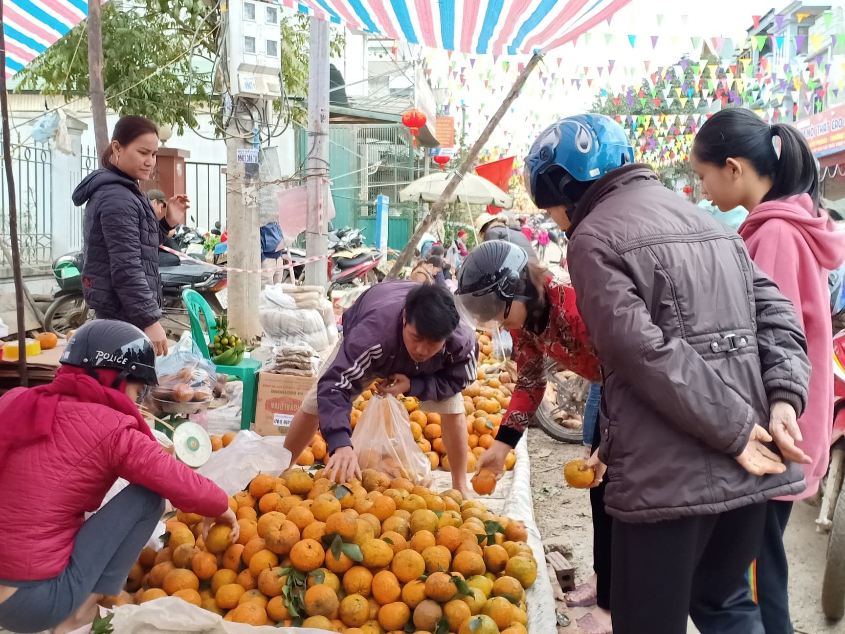 Tin nhanh - Độc đáo không khí chợ xuân ở “vùng đất Ngọc”  (Hình 6).