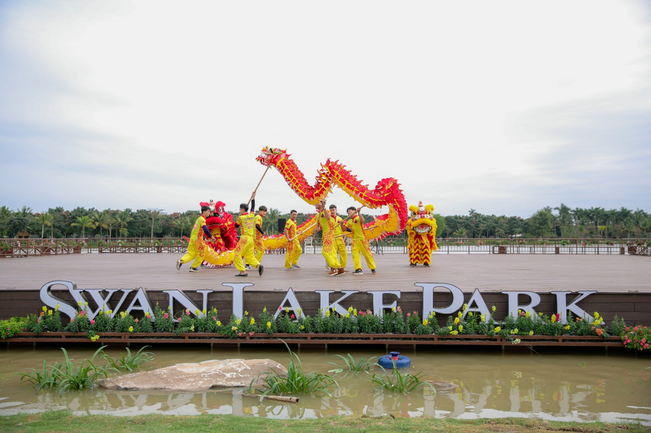 Tin nhanh - Hàng ngàn người “ùn ùn” đổ về ngắm thung lũng hoa tại Hà Nội dịp đầu xuân (Hình 4).