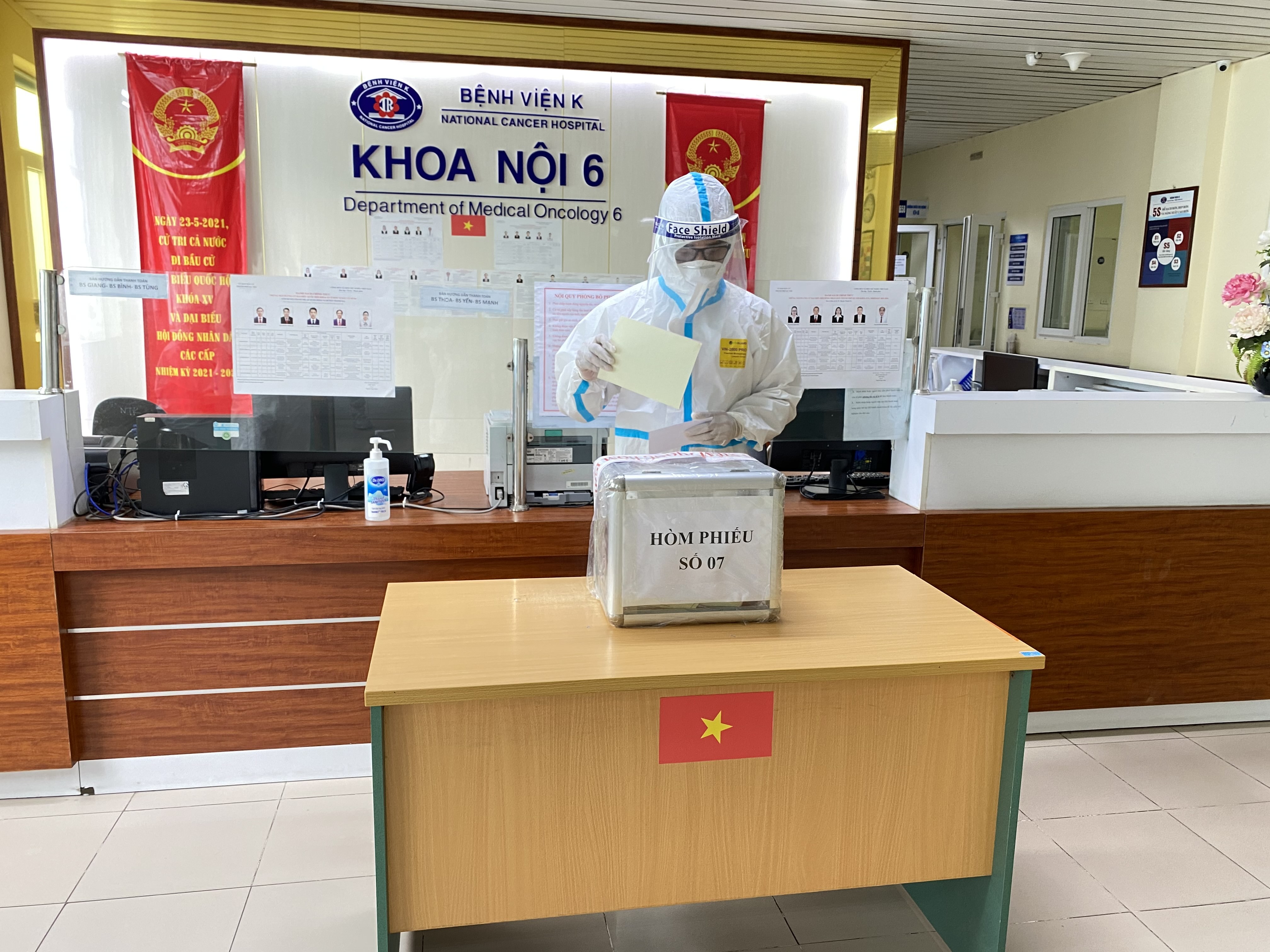 Sự kiện - Bệnh viện K: Hơn 2.000 cử tri tham gia bầu cử trong tâm dịch (Hình 9).