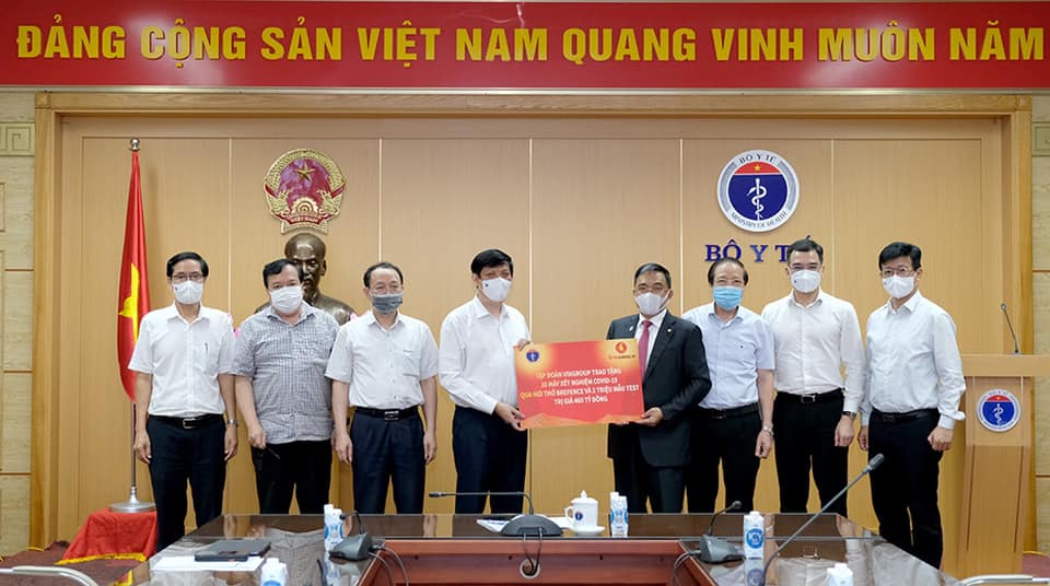 Sự kiện - Vingroup trao tặng bộ Y tế 30 máy xét nghiệm Covid-19 qua hơi thở (Hình 3).