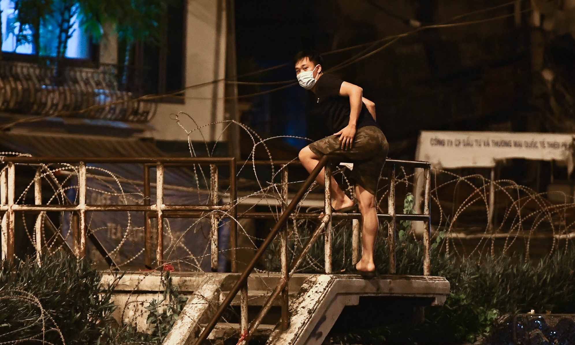 Sự kiện - Trèo khỏi khu phong toả ở Hà Nội: Cần lên án và xử phạt thật nghiêm