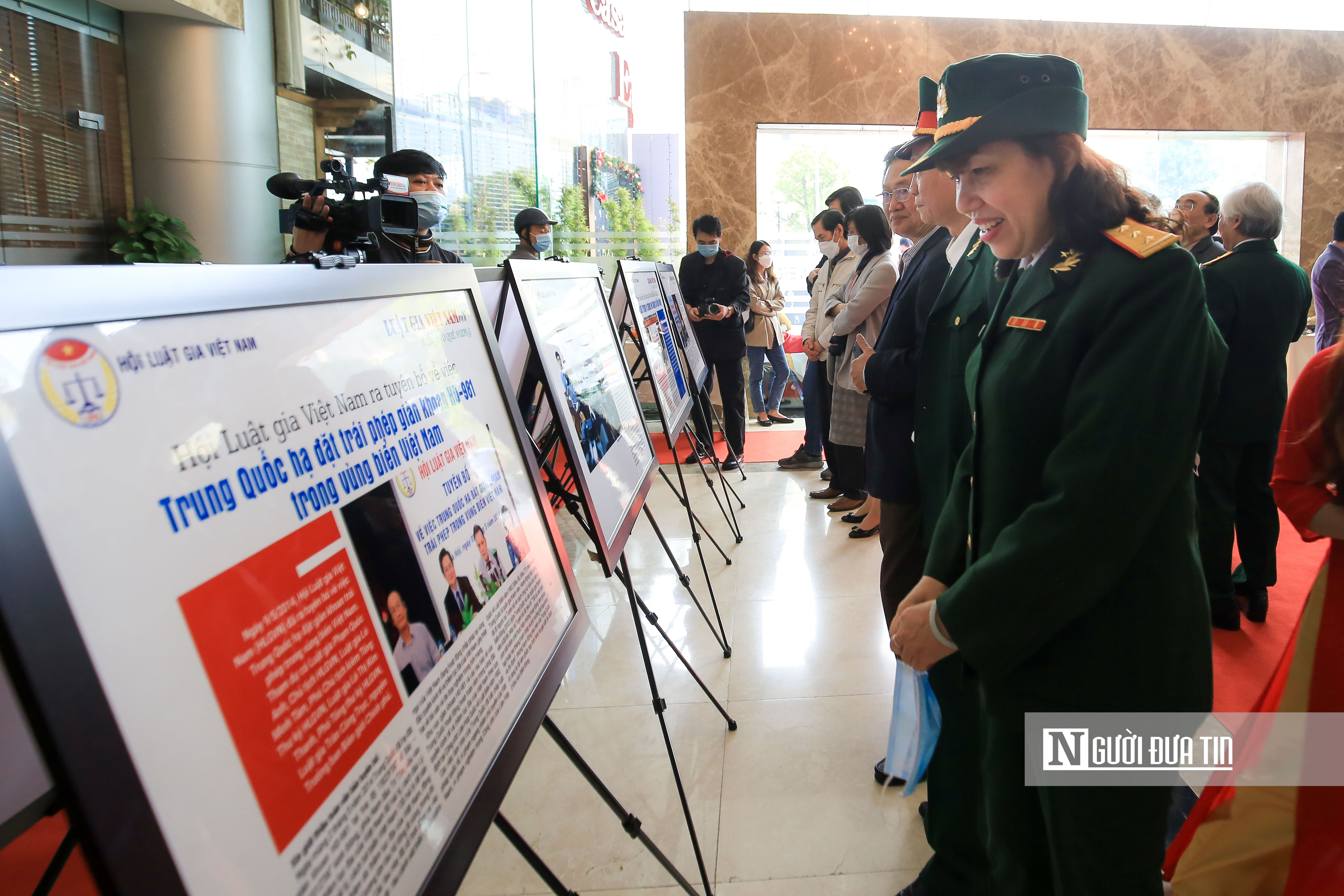 Tiêu điểm - Trưng bày ảnh “Luật gia Việt Nam với Biển, Đảo quê hương”: Lý trí và trái tim của Luật gia Việt Nam (Hình 7).