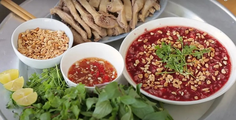 Ăn tiết canh giải nhiệt, người phụ nữ U60 bị sán lợn tấn công