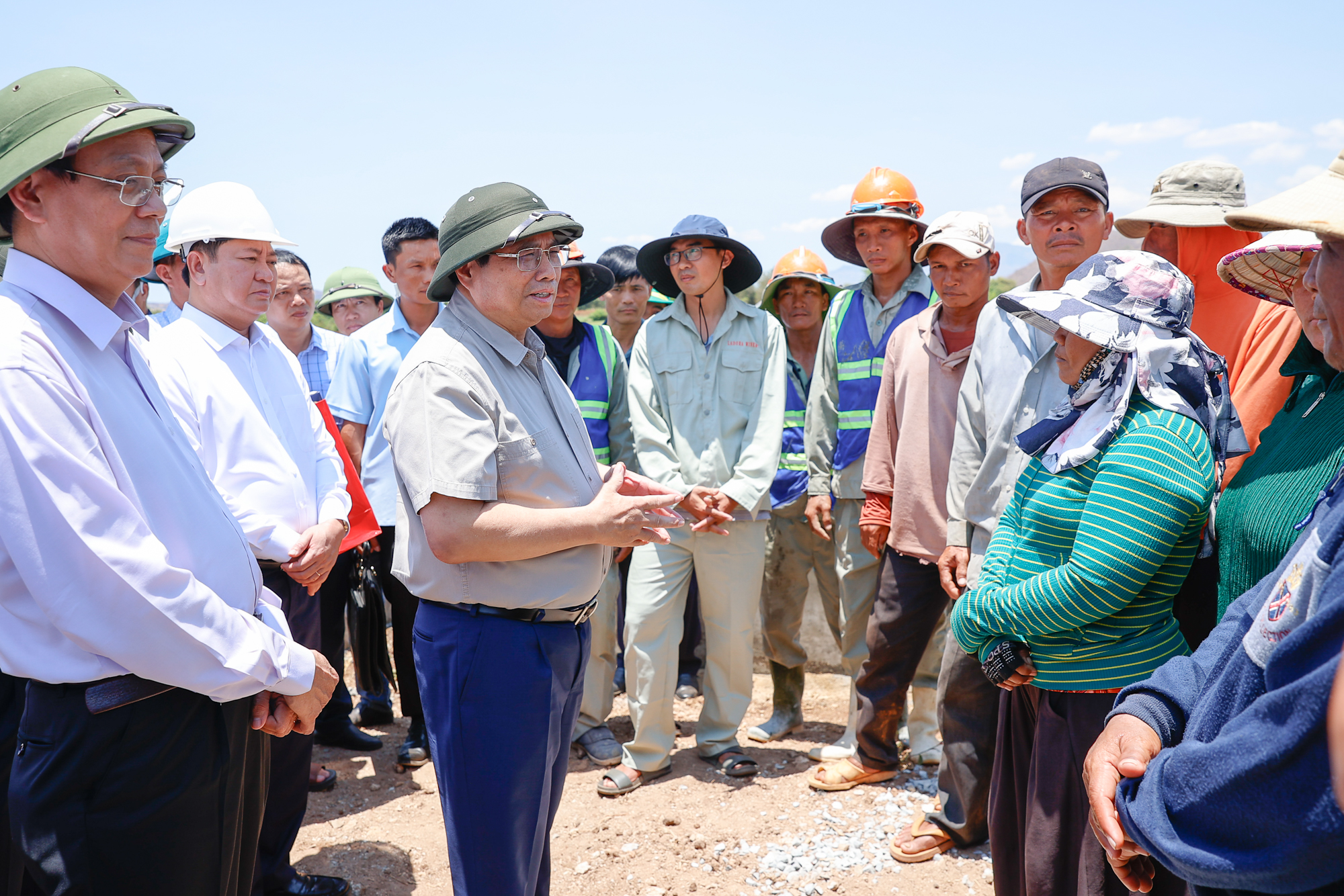 Tiêu điểm - Thủ tướng thị sát, thăm hỏi người dân tại tỉnh khô hạn nhất cả nước (Hình 2).