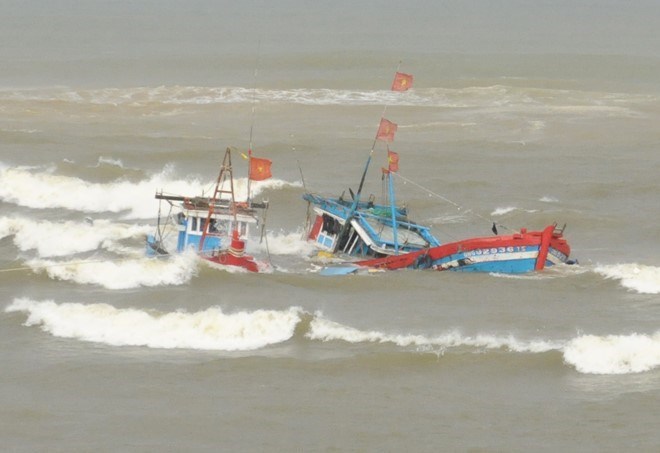 Tin nhanh - Sóng đánh chìm tàu cá ở Bình Thuận, 5 ngư dân mất tích trên vùng biển Hòn Cau