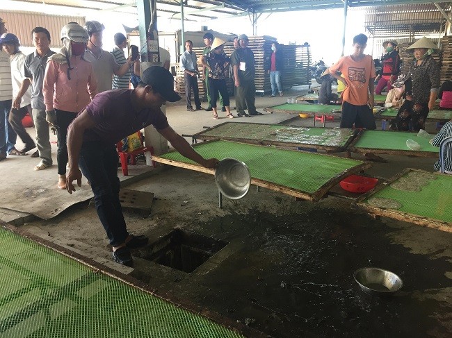 Tin nhanh - Hàng chục hộ dân nuôi cá lồng bè bao vây cơ sở chế biến thủy sản nghi gây ô nhiễm (Hình 2).