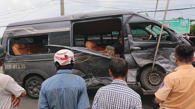 Tin nhanh - Xe du lịch hất văng Limousine 16 chỗ xuống hố, nhiều người bị thương (Hình 3).