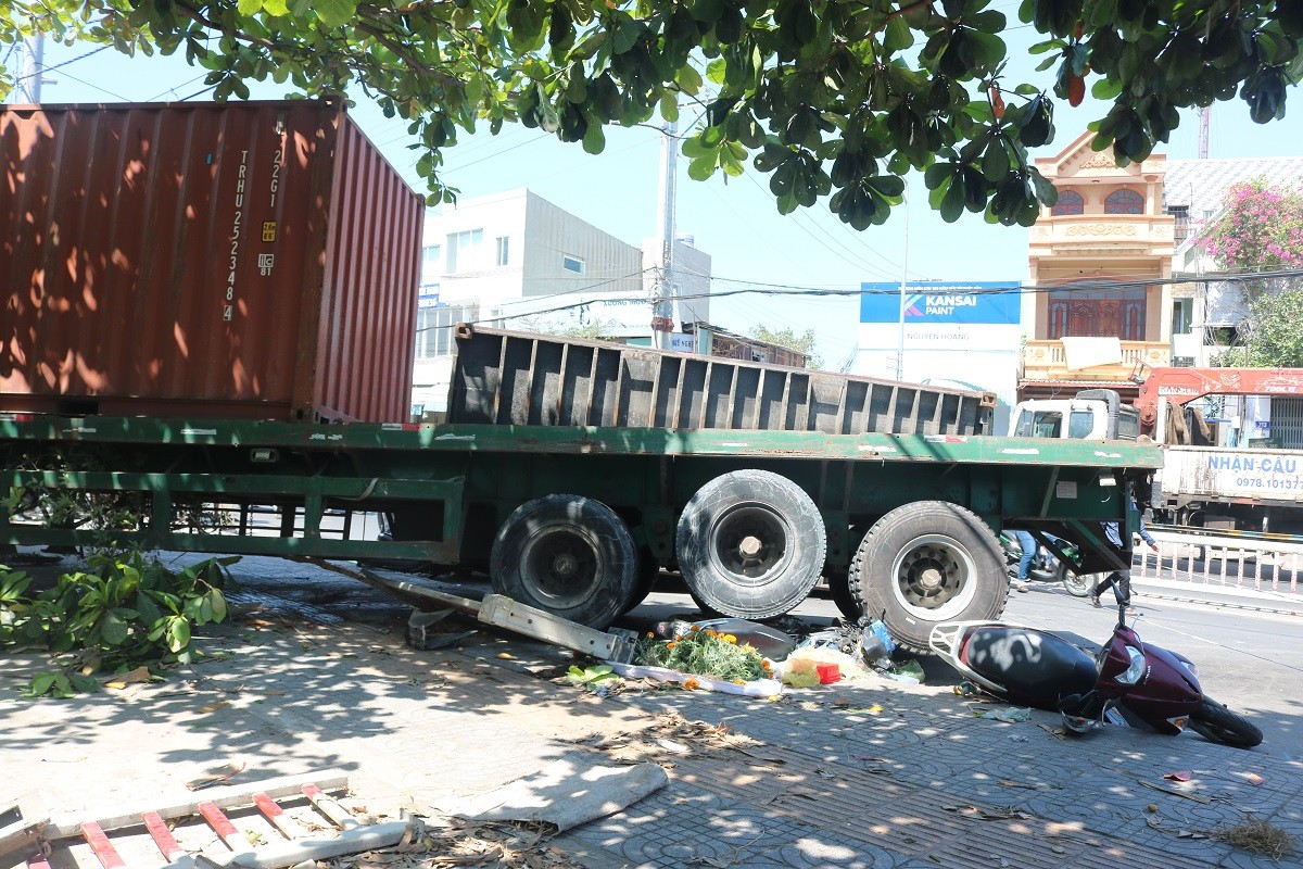 Tin nhanh - Kinh hoàng xe container nổ bánh mất lái kéo lê 5 xe máy, nhiều người bị thương  (Hình 7).