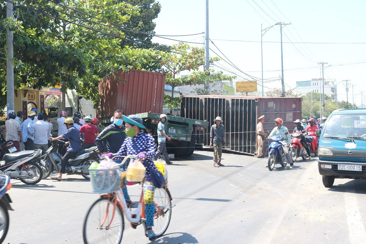 Tin nhanh - Kinh hoàng xe container nổ bánh mất lái kéo lê 5 xe máy, nhiều người bị thương 