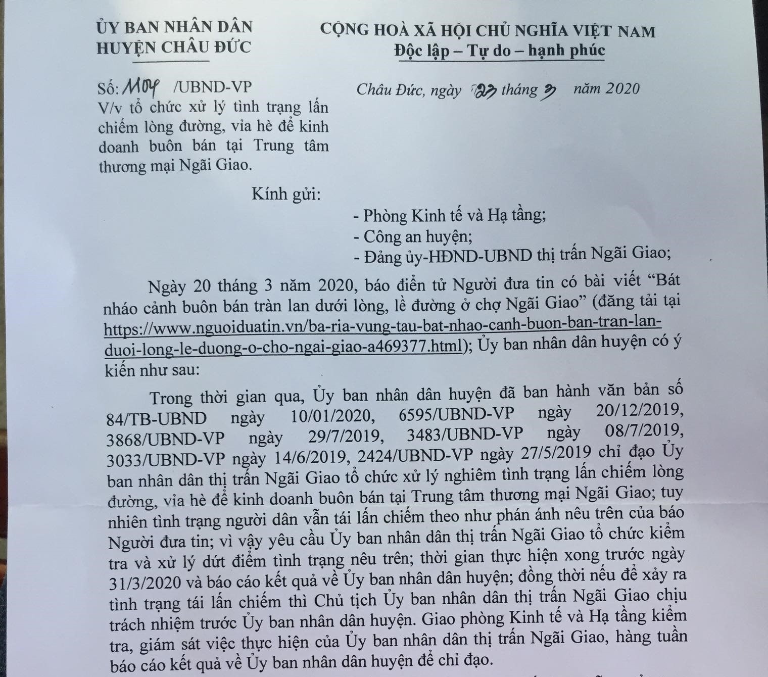 Tin nhanh - Sau phản ánh của báo Người Đưa Tin, UBND huyện yêu cầu xử lý dứt điểm tình trạng buôn bán dưới lòng, lề đường chợ Ngãi Giao