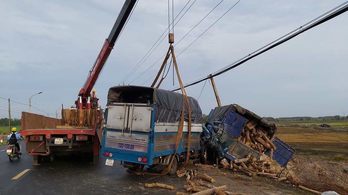 Tin nhanh - Đâm vào đuôi xe tải đậu bên đường, vợ tài xế tử vong mắc kẹt trong cabin