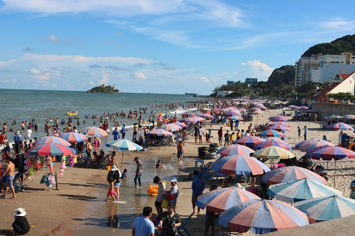 Tin nhanh - Biển Vũng Tàu đông nghẹt khách du lịch đến vui chơi, tắm biển ngày cuối tuần (Hình 6).