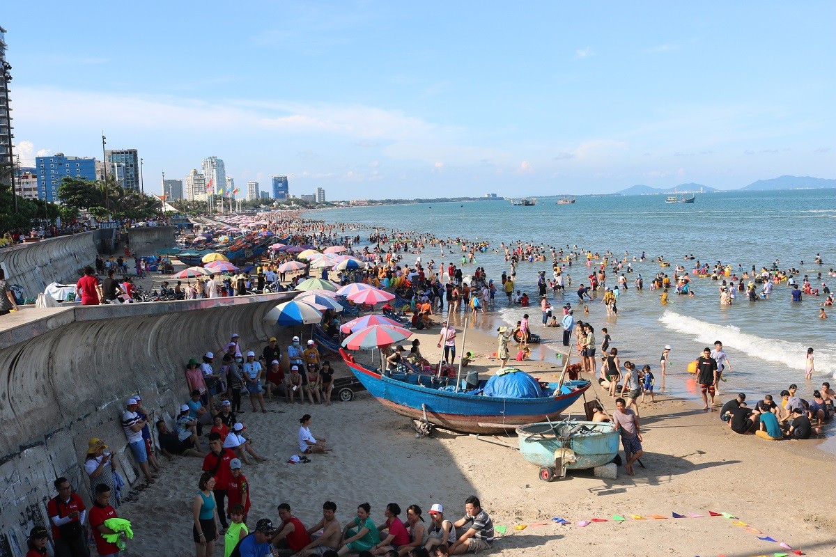 Tin nhanh - Biển Vũng Tàu đông nghẹt khách du lịch đến vui chơi, tắm biển ngày cuối tuần