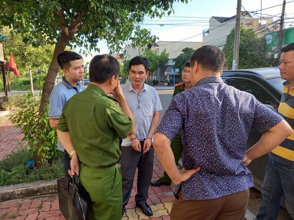 An ninh - Hình sự - Vụ phóng viên bị bắt khi “tống tiền” doanh nghiệp ở Bà Rịa – Vũng Tàu: Khám xét văn phòng làm việc (Hình 3).