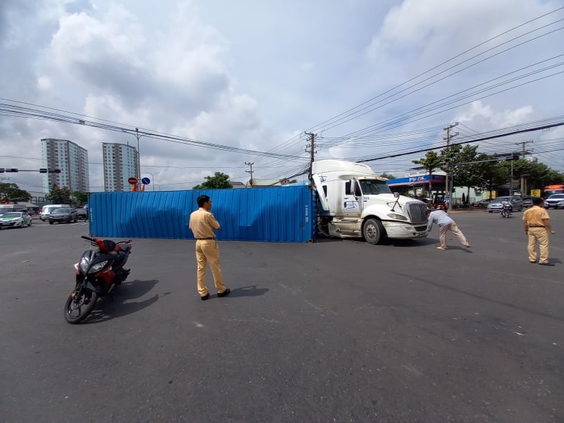 Tin nhanh - Thùng hàng xe container rơi chắn ngang đường sau va chạm với ôtô 5 chỗ, 1 phụ nữ bị thương