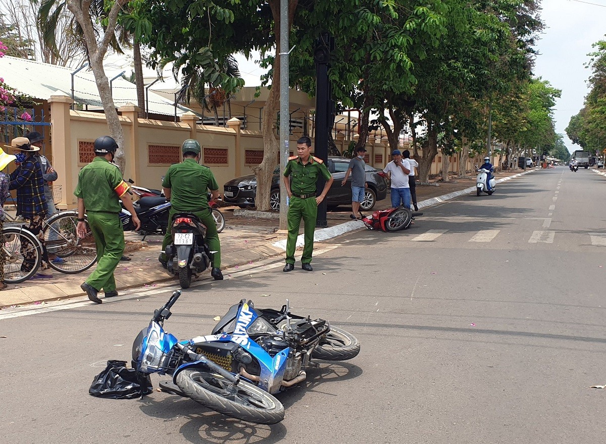 An ninh - Hình sự - Người phụ nữ giằng co, bắt 2 tên cướp giật dây chuyền