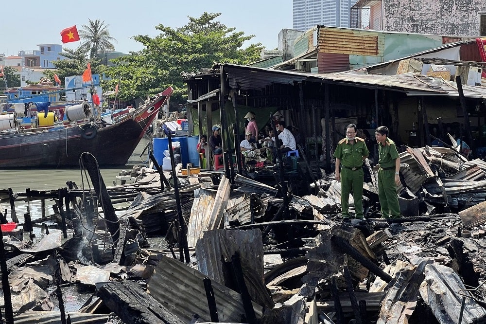 Dân sinh - “Bà hỏa” thiêu rụi dãy nhà tạm ven kênh lúc nửa đêm