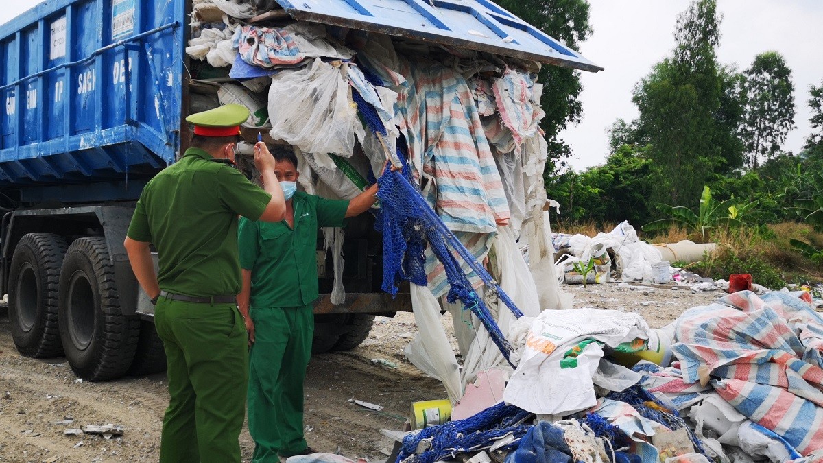 Môi trường - Bà Rịa–Vũng Tàu: Xe của công ty môi trường đô thị đổ chất thải trái phép 