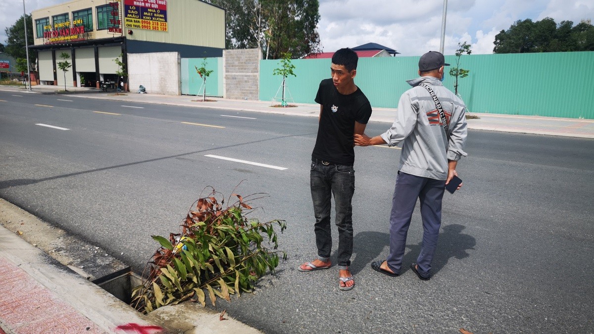 Hồ sơ điều tra - Bắt nhóm đối tượng chuyên trộm nắp cống thoát nước trên đường (Hình 2).