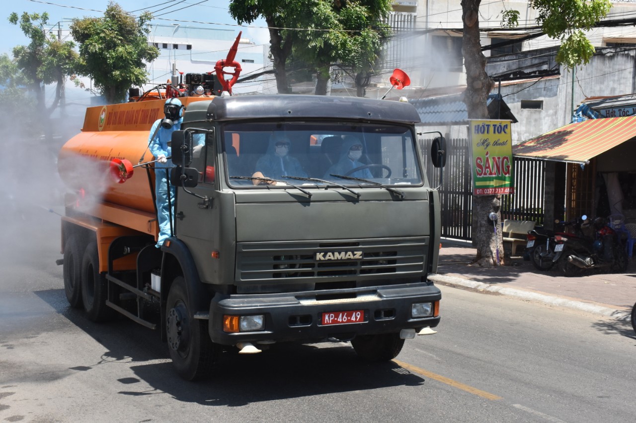 Sự kiện - Bà Rịa-Vũng Tàu: Phun khử khuẩn nơi ca nhiễm Covid-19 sinh sống