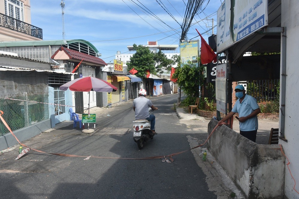 An ninh - Hình sự - Tạm giữ kẻ chém thương tích tình nguyện viên trực chốt Covid-19 