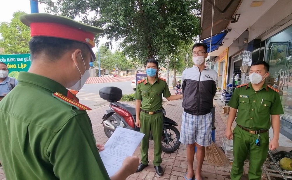 An ninh - Hình sự - Bà Rịa-Vũng Tàu: Lộ diện kẻ trộm giỏ xách của người phụ nữ nhờ camera