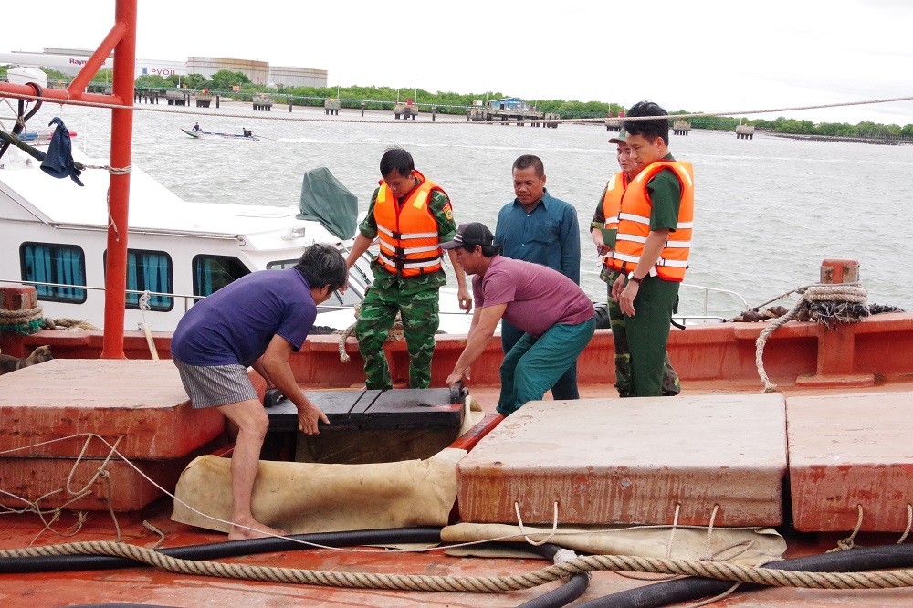 An ninh - Hình sự - Bắt phương tiện vận chuyển 35.000 lít dầu D.O không rõ nguồn gốc