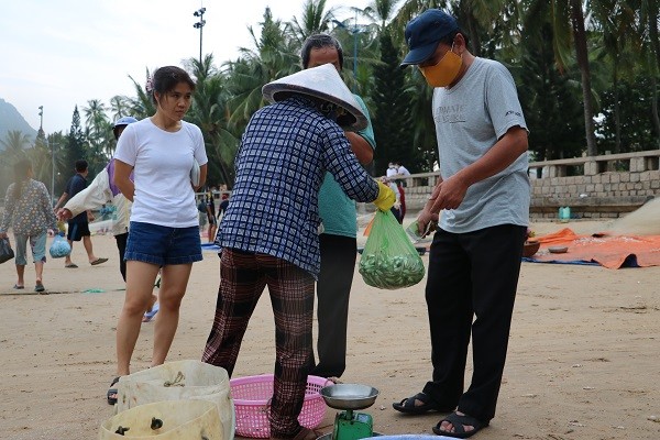 Dân sinh - Ngư dân Vũng Tàu phấn khởi 'rủ lưới nhặt cá' sau vài giờ ra biển (Hình 9).